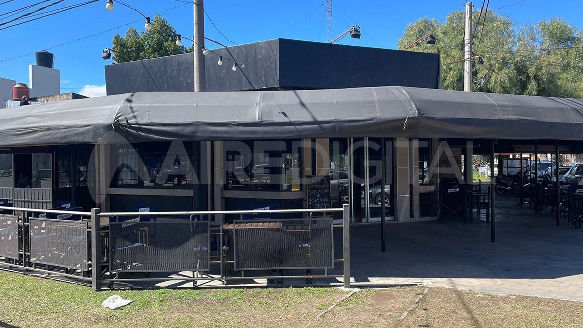 Delincuentes ingresaron a una reconocida parrilla, ubicada de Aristóbulo del Valle y Huergo, donde provocaron daños y se llevaron dinero y elementos de valor. Delincuentes ingresaron a una reconocida parrilla, ubicada de Aristóbulo del Valle y Huergo, donde provocaron daños y se llevaron dinero y elementos de valor.