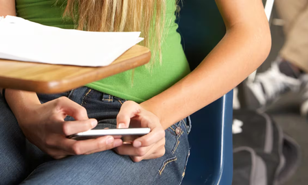 El dispositivo está prohibido en el aula y en caso de que no se cumpla la norma hay penalidades. El dispositivo está prohibido en el aula y en caso de que no se cumpla la norma hay penalidades.