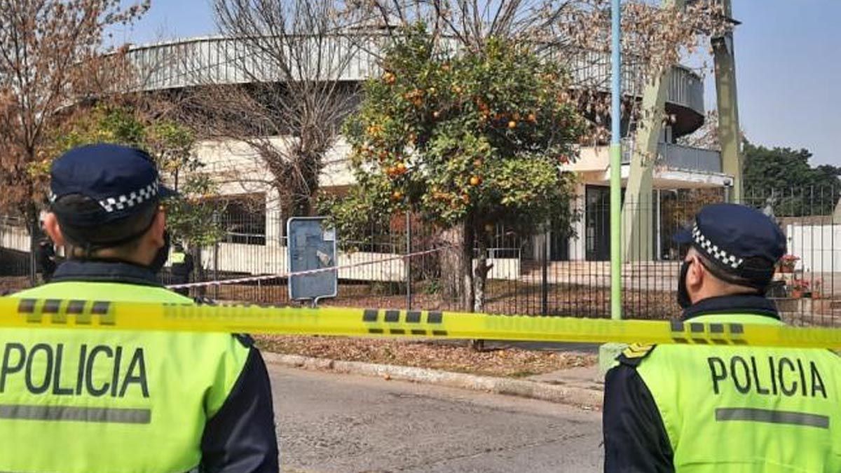Una mujer entreg&oacute; un cuchillo a la Polic&iacute;a: investigan si se us&oacute; para matar a un sacerdote en Tucum&aacute;n