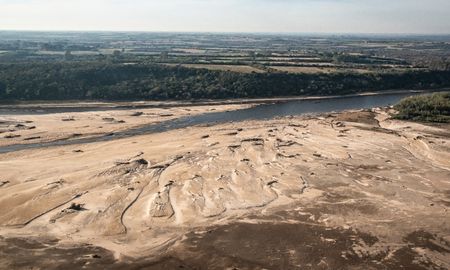 La bajante tiene causas múltiples y se basa, fundamentalmente, en el déficit de precipitaciones en las cuencas del propio río Paraná y los ríos Iguazú y Paraguay. La bajante tiene causas múltiples y se basa, fundamentalmente, en el déficit de precipitaciones en las cuencas del propio río Paraná y los ríos Iguazú y Paraguay.