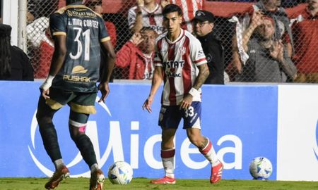 Tomás Lavezzi debutó con la camiseta de Unión ingresando a los 40 minutos del segundo tiempo en el duelo ante Mushuc Runa. Tomás Lavezzi debutó con la camiseta de Unión ingresando a los 40 minutos del segundo tiempo en el duelo ante Mushuc Runa.