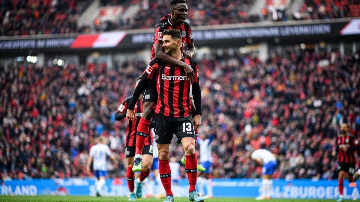 Lucas Alario festeja su gol en el partido en que su equipo,  Bayer Leverkusen, se impuso ante Hertha Berlín por 2 a 1.