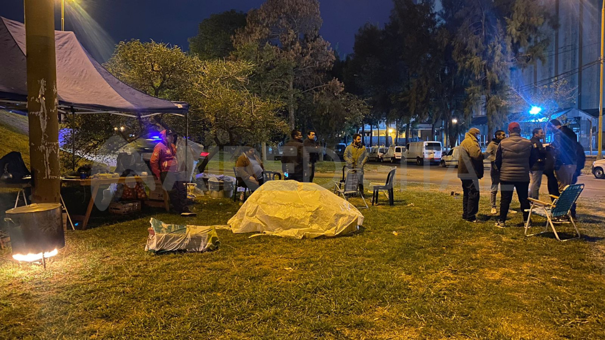 Un grupo de fleteros acampa en el ingreso al Puerto de Santa Fe e impiden el ingreso de vehículos de carga. La medida se realiza en 20 puntos diferentes del país.