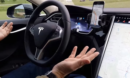 Activó el piloto automático de su Tesla y se acostó a dormir en plena autopista Activó el piloto automático de su Tesla y se acostó a dormir en plena autopista