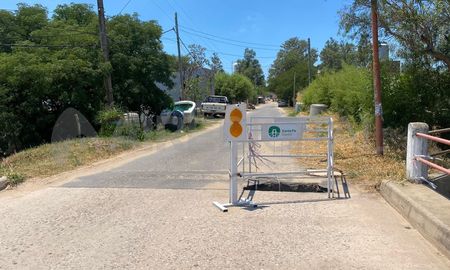 Tras la primera intervención, la zona del hundimiento en el puente de ingreso a Colastiné Sur quedó vallada para dejar fraguar el material. Tras la primera intervención, la zona del hundimiento en el puente de ingreso a Colastiné Sur quedó vallada para dejar fraguar el material.