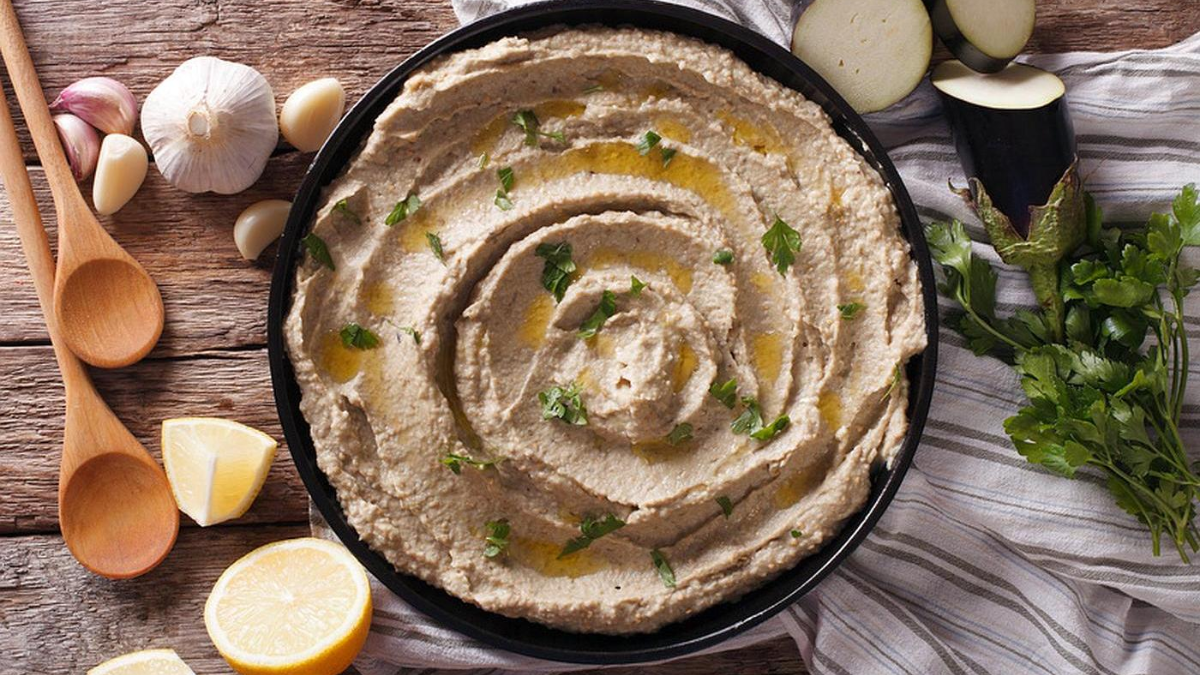 La receta para hacer hummus de berenjena en 3 pasos