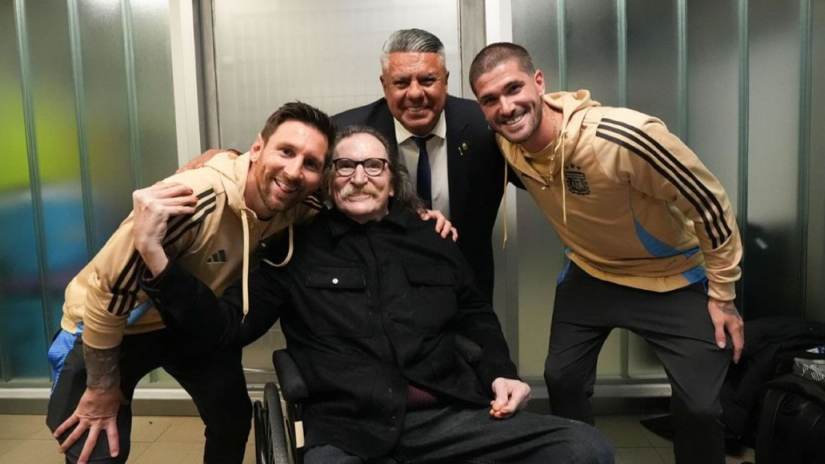 El artista y el ovacionado de la noche sellaron su encuentro con una significante foto.