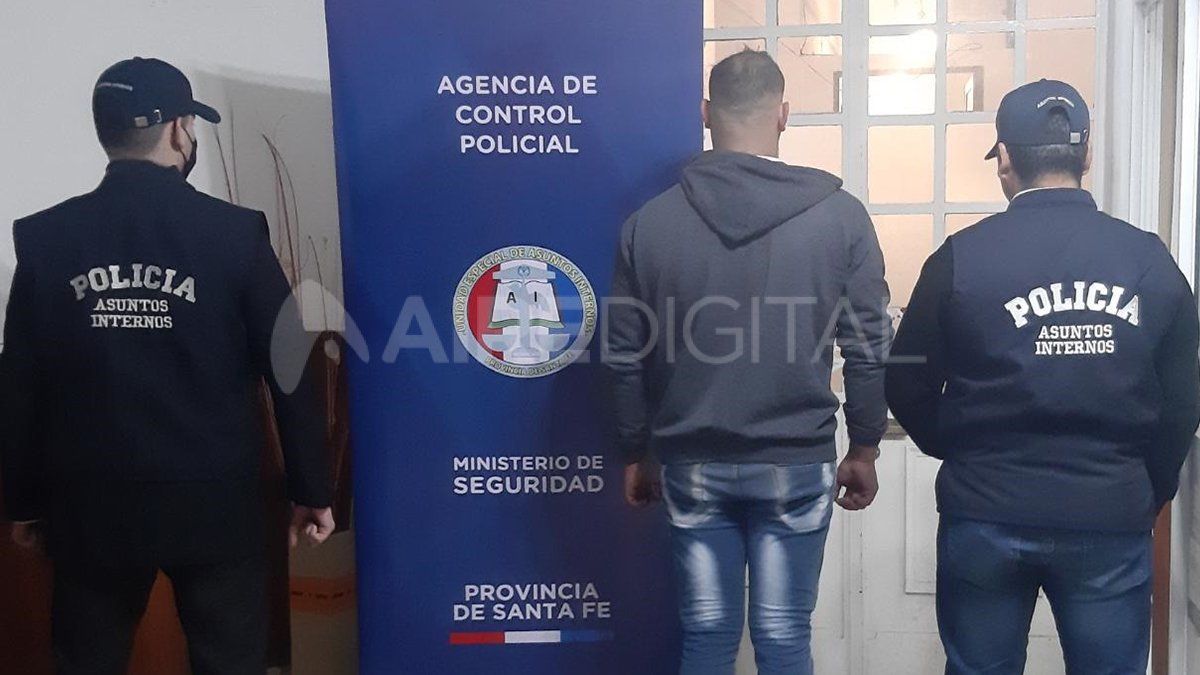 El agente se encuentra detenido y a las espera de ser imputado. 