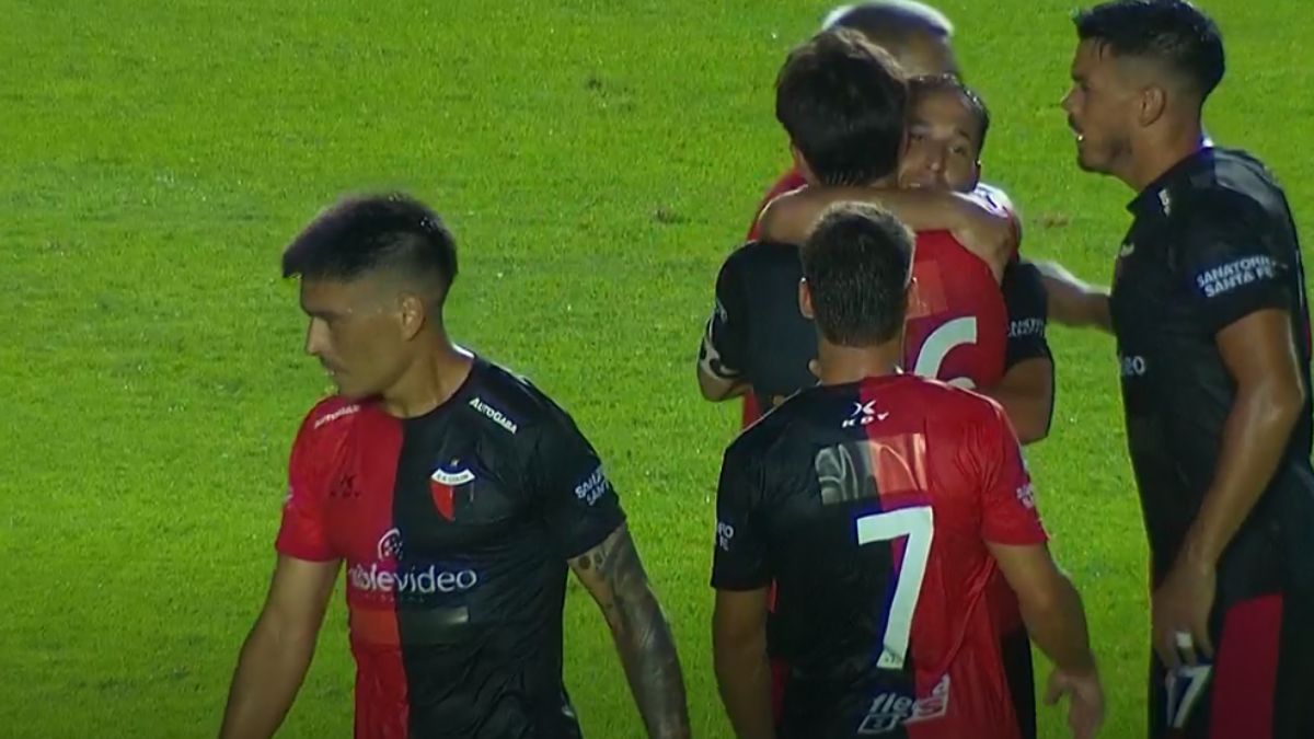 El abrazo final de los jugadores en la primera victoria de Colón por la Primera Nacional.