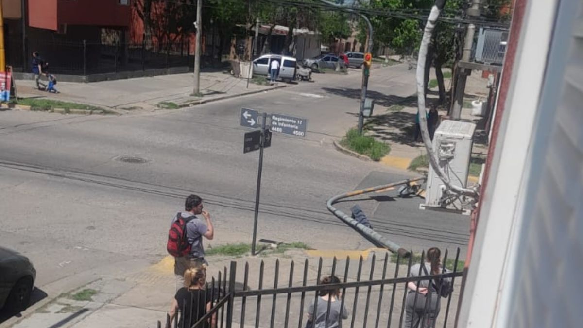 El semáforo se cayó en la intersección de Regimiento 12 de Infantería y Estrada.