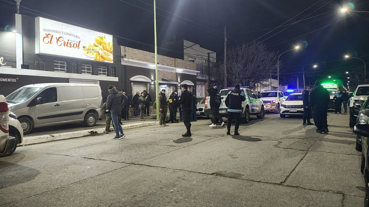 La policía trabajó durante la noche en la panadería El Crisol de Bahía Blanca.