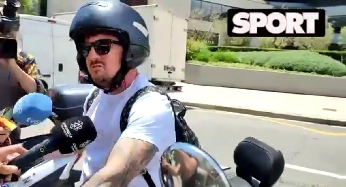 Tras las pocas palabras de Rodrigo Messi y mientras intentaba encender su vehículo y las preguntas continuaban por parte del periodismo, se movió ágilmente en una concurrida calle hasta que finalmente, acelerando, logró escapar.