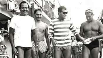 Carlos Larriera, primer ganador de la Maratón Santa Fe-Coronda (segundo desde la izquierda en la imagen), junto a destacados nadadores argentinos, en los comienzos de la década del 60. Carlos Larriera, primer ganador de la Maratón Santa Fe-Coronda (segundo desde la izquierda en la imagen), junto a destacados nadadores argentinos, en los comienzos de la década del 60.