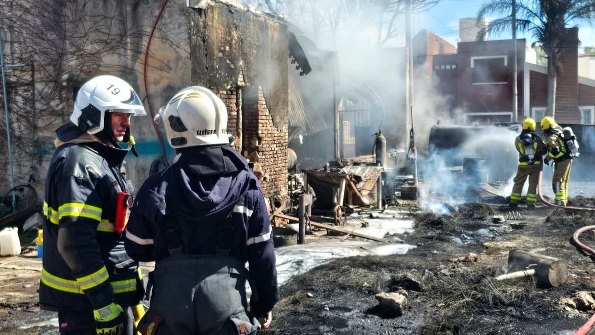 Explosión y devastador incendio en Totoras, provincia de Santa Fe: vehículos y viviendas afectadas - Image 2