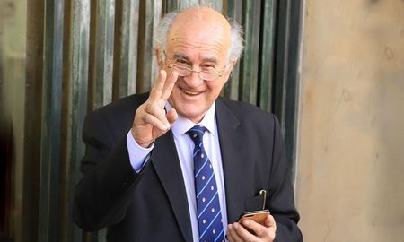 Oscar Parrilli presentó un proyecto en el Senado de la Nación para el regreso de Fútbol para Todos. Busca declarar de interés general el acceso a contenidos audiovisuales que son consideados bienes culturales. Oscar Parrilli presentó un proyecto en el Senado de la Nación para el regreso de Fútbol para Todos. Busca declarar de interés general el acceso a contenidos audiovisuales que son consideados bienes culturales.