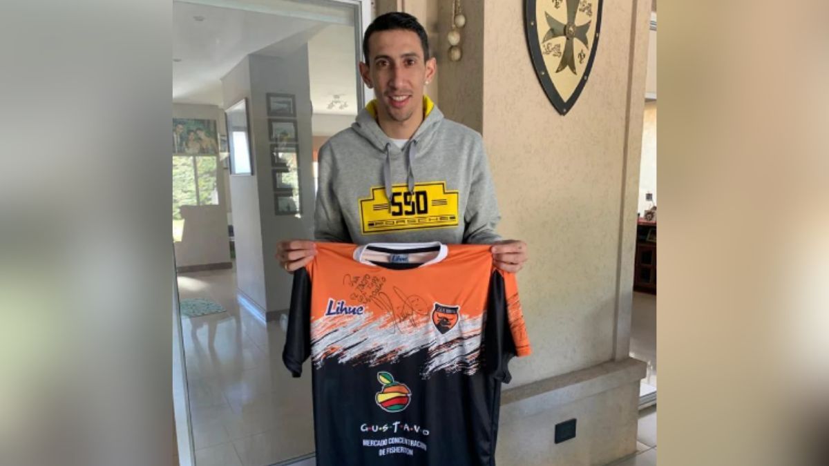 Ángel Di María posando con la camiseta del Club Atlético El Torito.