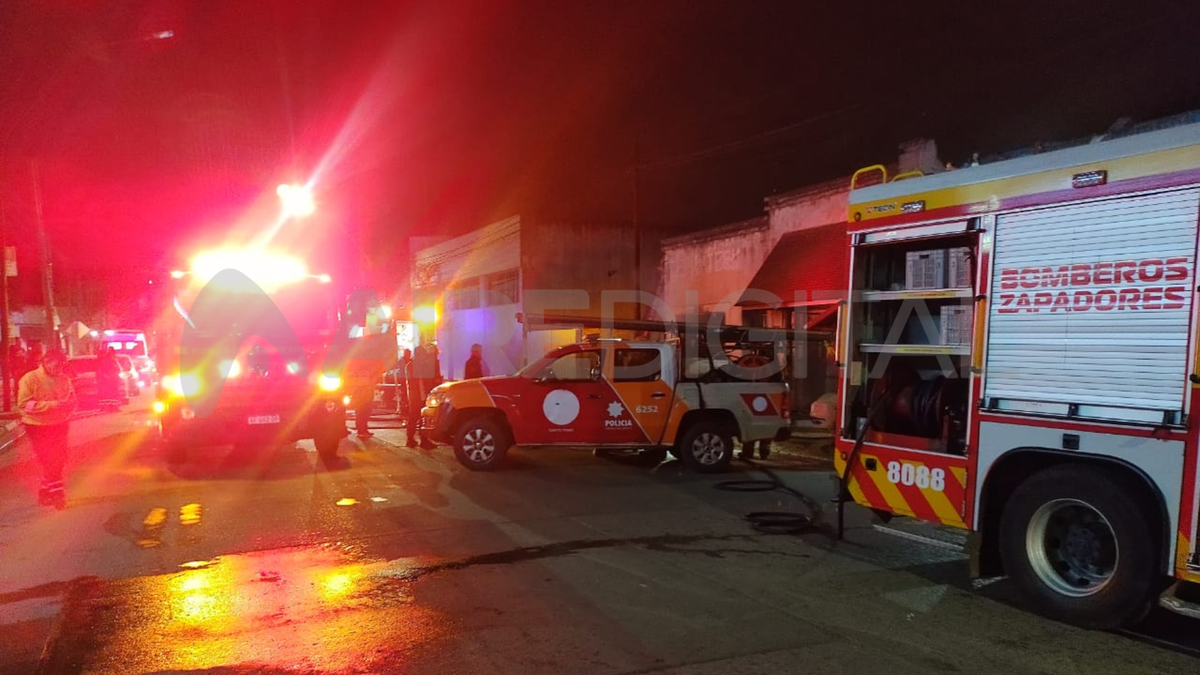 El incendio del bazar produjo grandes daños y pérdidas materiales.
