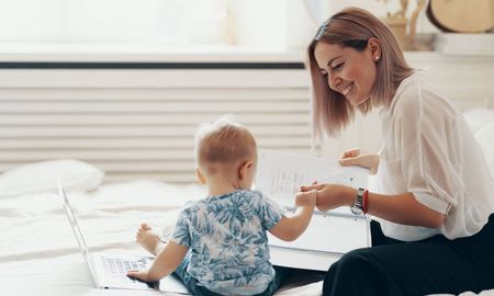Las niñeras y cuidadores de adultos cobrarán el mismo sueldo que en octubre hasta el próximo acuerdo. Las niñeras y cuidadores de adultos cobrarán el mismo sueldo que en octubre hasta el próximo acuerdo.