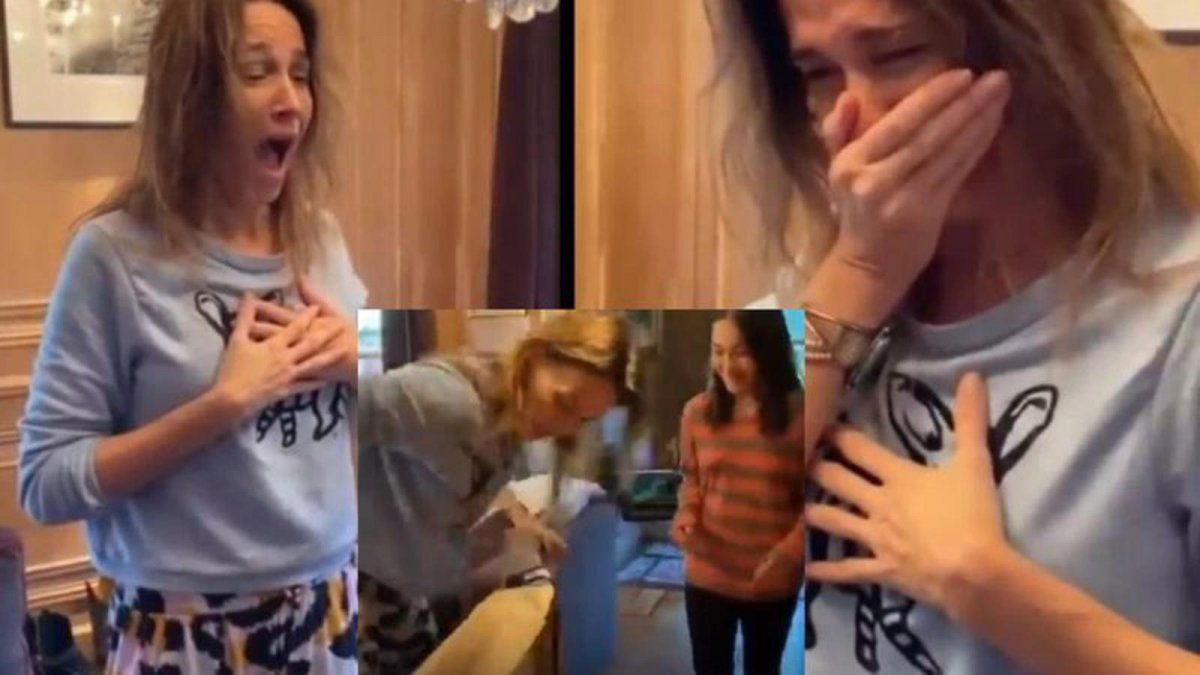 La emoción de Verónica Lozano al recibir su regalo de cumpleaños.&nbsp;
