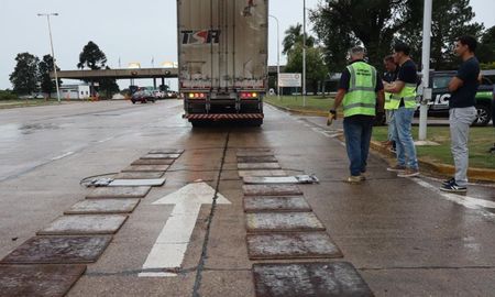 Este lunes comenzaron los trabajos para la instalación de un Sistema de Pesaje Dinámico en la Autopista Rosario–Santa Fe. Este lunes comenzaron los trabajos para la instalación de un Sistema de Pesaje Dinámico en la Autopista Rosario–Santa Fe.