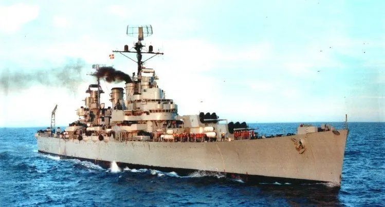 El ARA General Belgrano medía 182 metros de largo, tenía la altura de un edificio de 5 pisos. En el hundimiento murieron 323 soldados, una tercera parte de la tripulación.