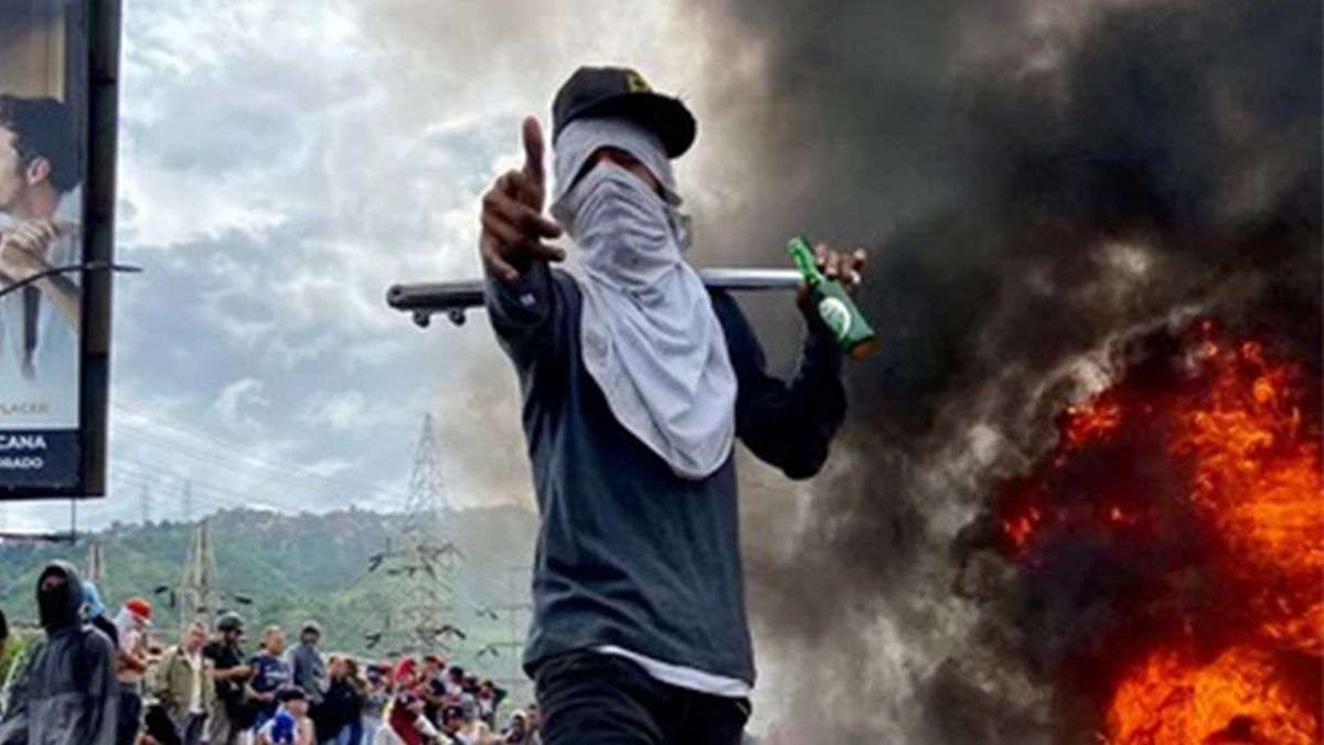Policías enfrentan con balas de goma y gases lacrimógenos en las calles de Caracas