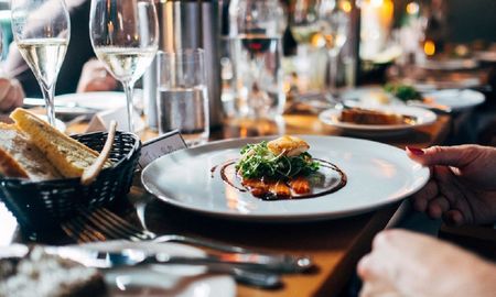 comio y dejo 10.000 dolares de propina para los empleados del restaurante que cerro comio y dejo 10.000 dolares de propina para los empleados del restaurante que cerro
