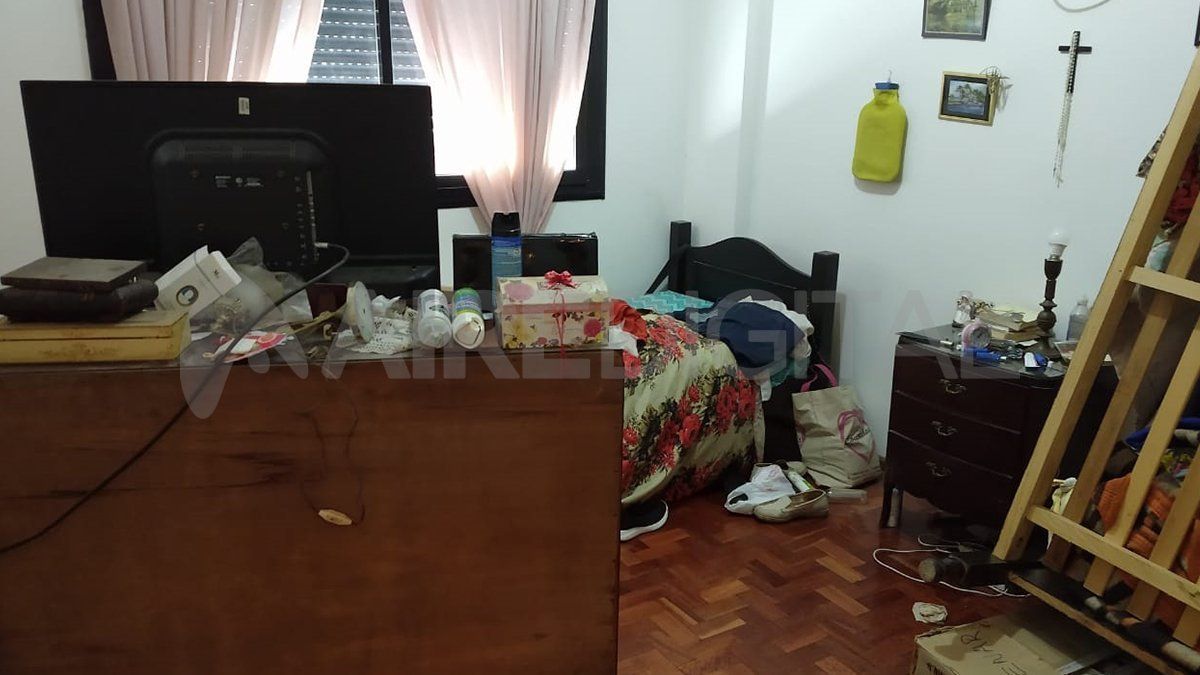 Según informó el periodista Ezequiel Zárate a través del móvil de Aire de Santa Fe, la mujer fue encontrada por un familiar en su habitación tirada debajo de la cama, en estado de shock.
