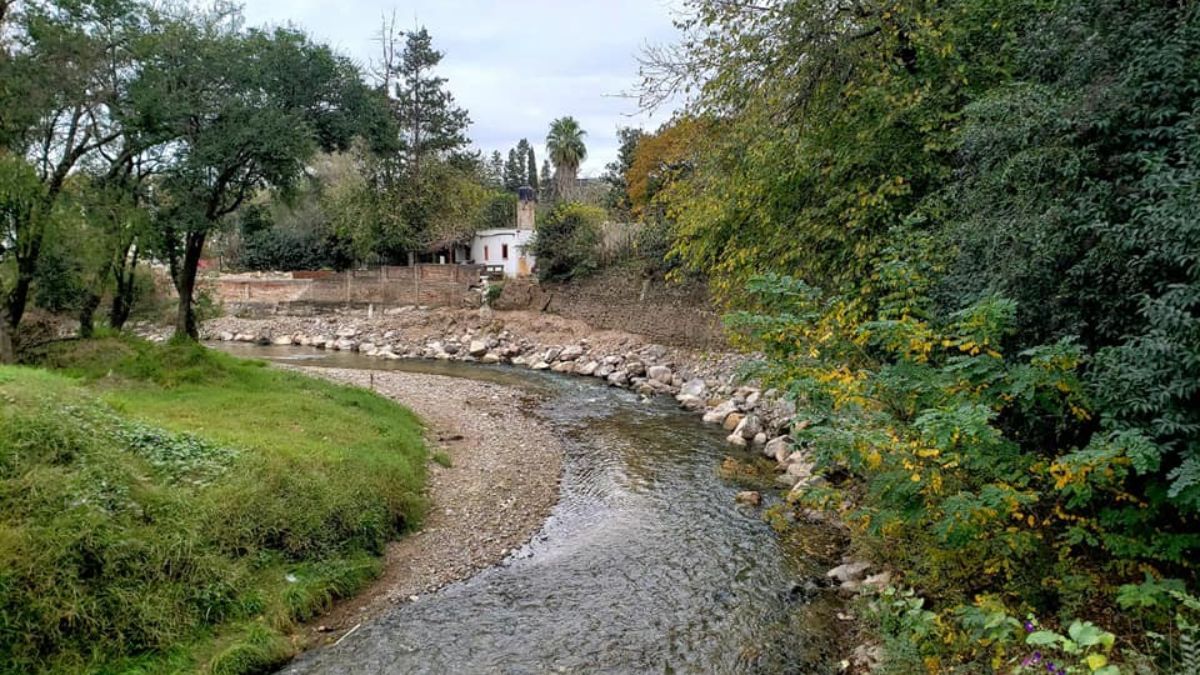 El centro de la localidad se encuentra atravesado por el arroyo Saldán, ofreciendo un entorno natural perfecto para descansar. El centro de la localidad se encuentra atravesado por el arroyo Saldán, ofreciendo un entorno natural perfecto para descansar.