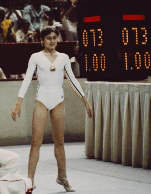 El marcador electrónico no estaba preparado para una calificación perfecta (solo tenía tres dígitos, por lo que la puntuación más alta era de 9.95). En la foto –una de las imágenes más famosas de su consagración– Nadia, junto al 1.00 que, en los hechos, significaba un 10, el primero que una gimnasta recibía en toda la historia de los Juegos. El otro número, el 73, es el que ella utilizó en Montreal.