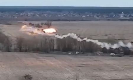 El momento en que un misil ucraniano derriba a un helicóptero ruso. El momento en que un misil ucraniano derriba a un helicóptero ruso.