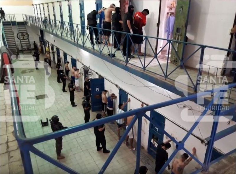 Secuestraron 30 celulares, armas blancas y drogas en una requisa en la cárcel de Coronda