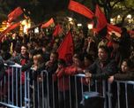 Un numeroso grupo de hinchas de Colón realizó un banderazo en la puerta del hotel demostrando el apoyo en este cruce de 8° de final de Copa Libertadores Un numeroso grupo de hinchas de Colón realizó un banderazo en la puerta del hotel demostrando el apoyo en este cruce de 8° de final de Copa Libertadores