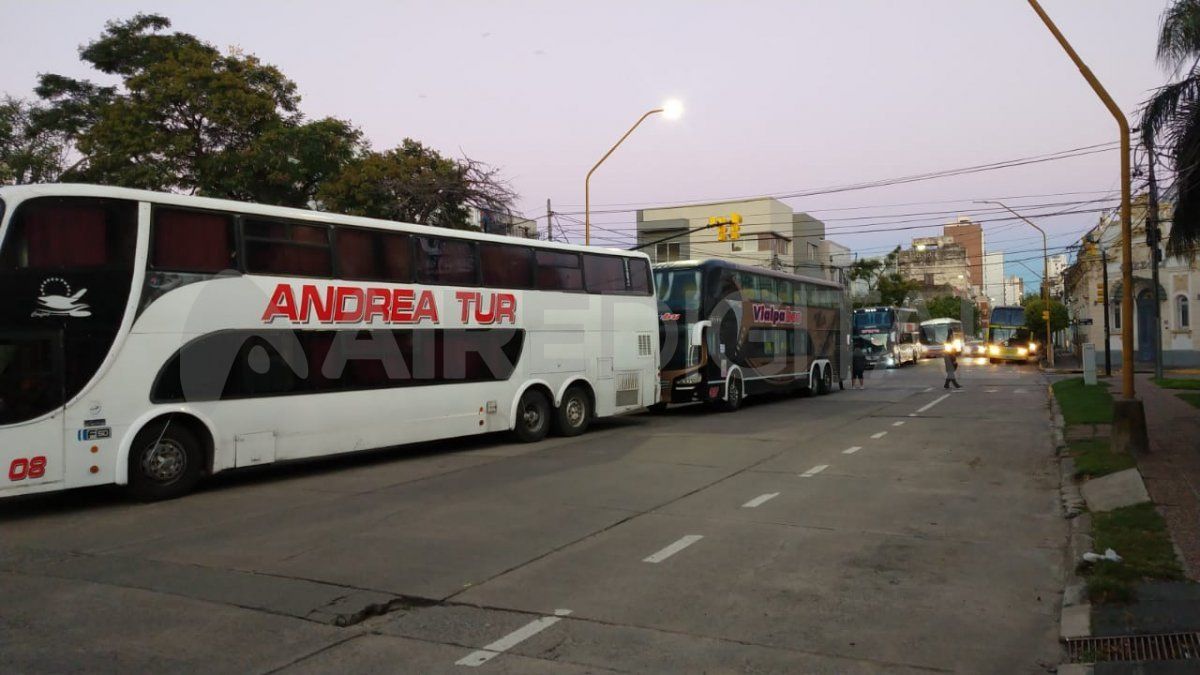 Los trabajadores del Turismo se manifiestan en la terminal de ómnibus de Santa Fe.
