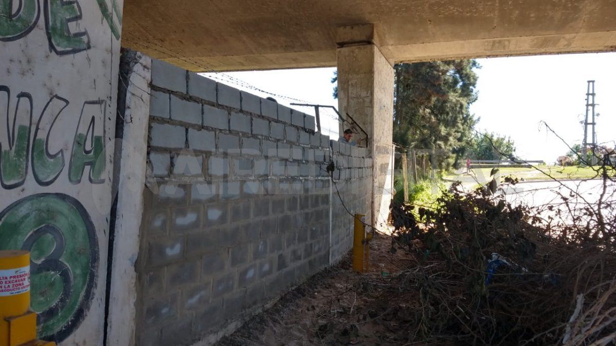 El tapial está cerca de terminarse pero continúan trabajando los albañiles.&nbsp;