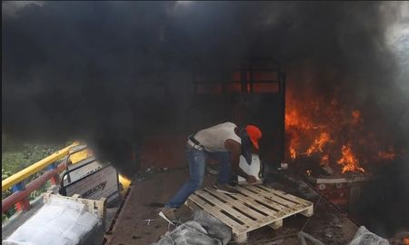 nicolas maduro ordeno el incendio y destruccion de tres camiones con comida y medicamentos nicolas maduro ordeno el incendio y destruccion de tres camiones con comida y medicamentos