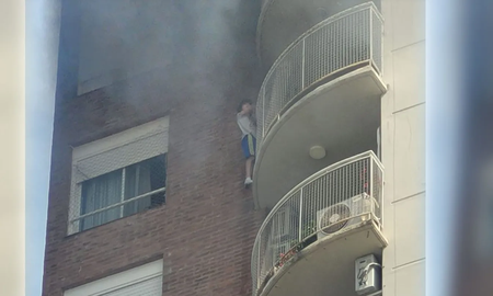 Momento dramático en Tigre: un nene se colgó del balcón de un piso 13 para escapar de un incendio Momento dramático en Tigre: un nene se colgó del balcón de un piso 13 para escapar de un incendio