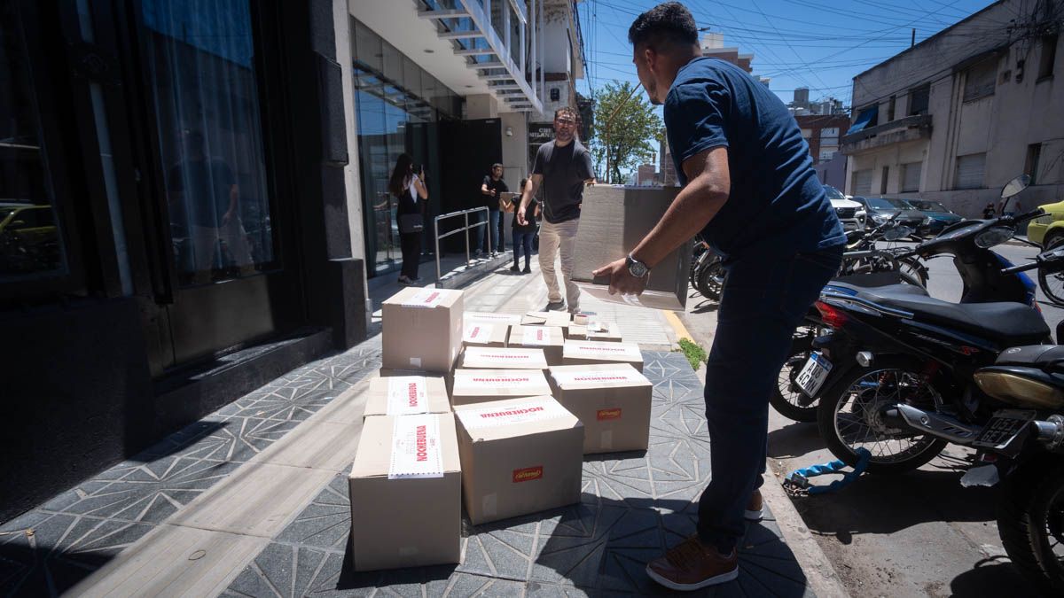 Las cajas con productos navideños se suman una tras otra. El objetivo es llegar a las 1.350, para cada una de las familias que viven en ranchos en la ciudad de Santa Fe.