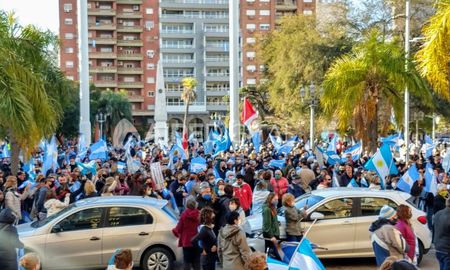 Con banderas y pancartas un importante número de manifestantes invadió la plaza 25 de Mayo Con banderas y pancartas un importante número de manifestantes invadió la plaza 25 de Mayo