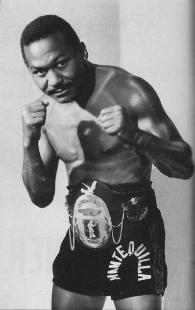 Uno de los que dejaron Cuba tras la revolución castrista fue José Ángel Nápoles (1940-2019), quien se radicó en México y se consagró campeón mundial welter representando a este país. El 9 de febrero de 1974, Mantequilla PKOT 7 con Carlos Monzón, quien retuvo sus coronas medianas AMB-CMB en las afueras de París.