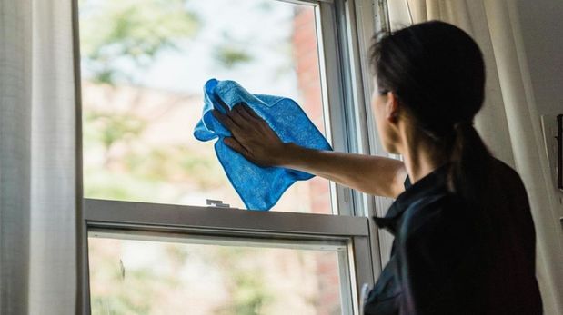 El truco casero que arrasa para dejar las ventanas impecables y sin rayas.