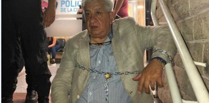 Piumato se encadenó para pedir la liberación de una abogada