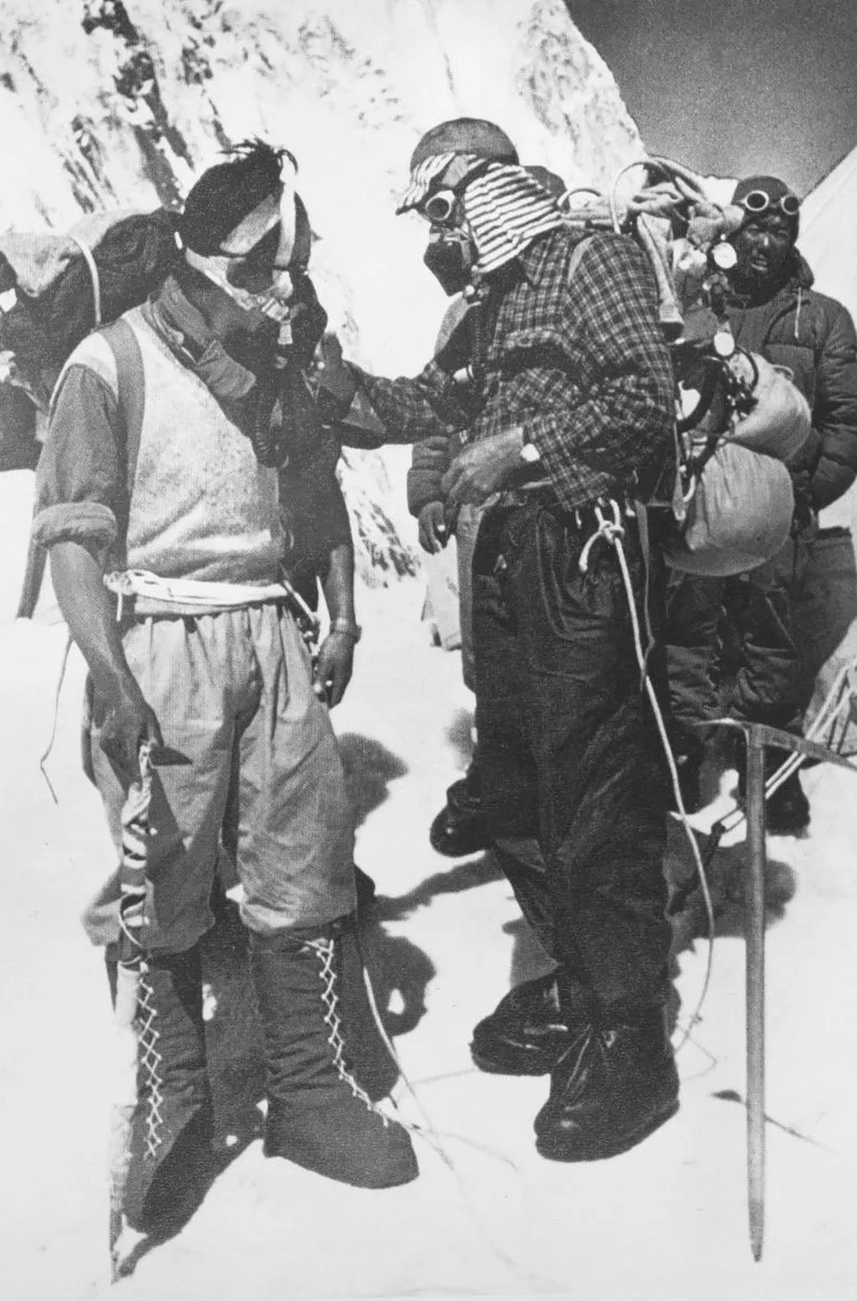 Hillary (derecha) y Tengay se convirtieron en muy buenos amigos y, este vínculo, se fortaleció cuando el nepalí le salvó la vida al neozelandés: mientras sorteaba la traicionera Cascada de Hielo de la región de Khumbu, Hillary se resbaló y cayó por una grieta y, de no haber sido por los rápidos reflejos de Norgay (que clavó su hacha en el hielo y trabó la cuerda), el primero habría muerto. Hillary (derecha) y Tengay se convirtieron en muy buenos amigos y, este vínculo, se fortaleció cuando el nepalí le salvó la vida al neozelandés: mientras sorteaba la traicionera Cascada de Hielo de la región de Khumbu, Hillary se resbaló y cayó por una grieta y, de no haber sido por los rápidos reflejos de Norgay (que clavó su hacha en el hielo y trabó la cuerda), el primero habría muerto.