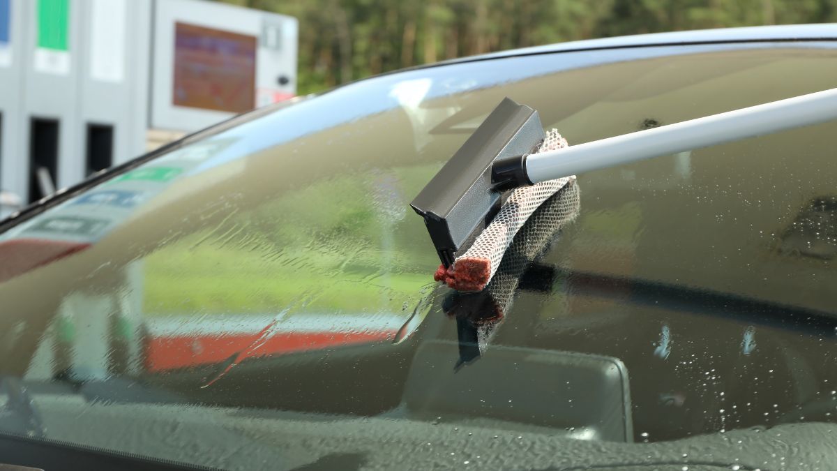 Su componente principal, el &aacute;cido ac&eacute;tico, act&uacute;a como desengrasante y ayuda a despegar suciedad.