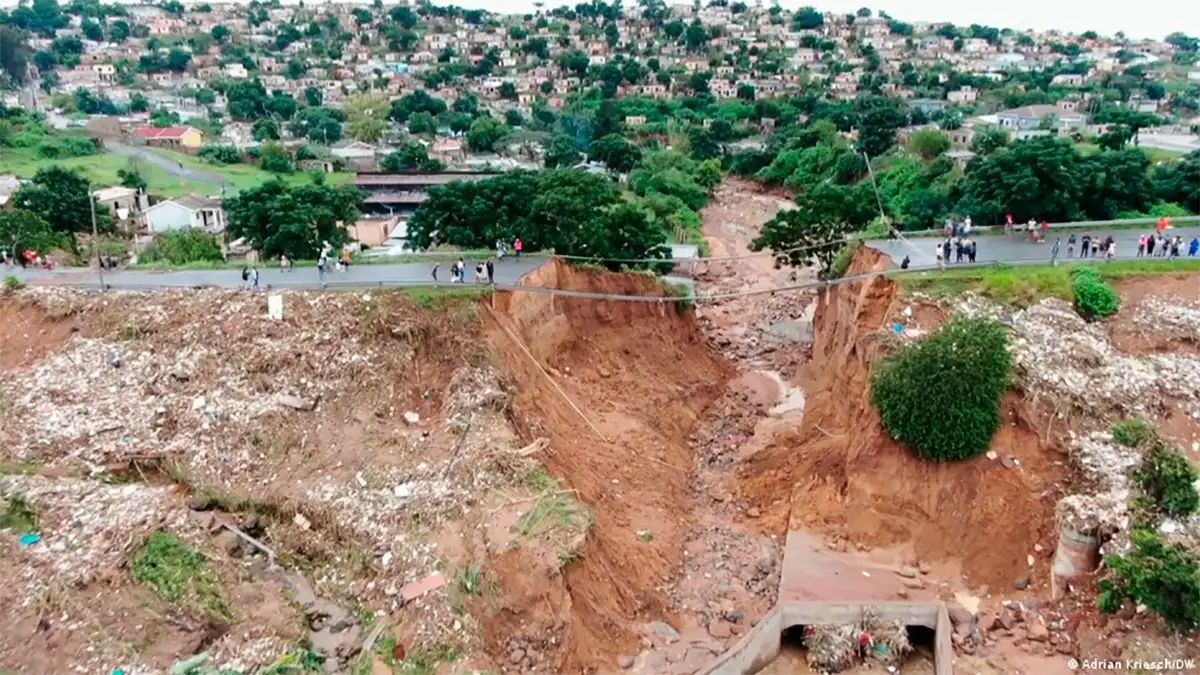 Los daños en la carretera que une el puerto con el resto del país impidieron el paso diario de 13.000 camiones de mercancías.
