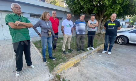 Vecinos de barrio El Pozo reclamaron seguridad frente a la Comisaría n°25. Vecinos de barrio El Pozo reclamaron seguridad frente a la Comisaría n°25.