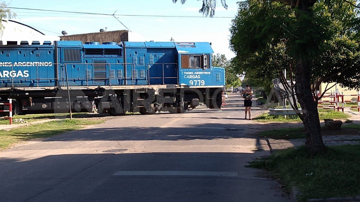 La formación del tren se detuvo en una zona neurálgica de la ciudad donde confluye el tránsito de cuatro avenidas.&nbsp;