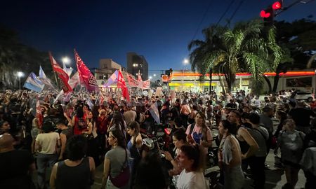 El cacerolazo en la ciudad de Santa Fe provocó cortes de tránsito en Bulevar y Pedro Vittori El cacerolazo en la ciudad de Santa Fe provocó cortes de tránsito en Bulevar y Pedro Vittori