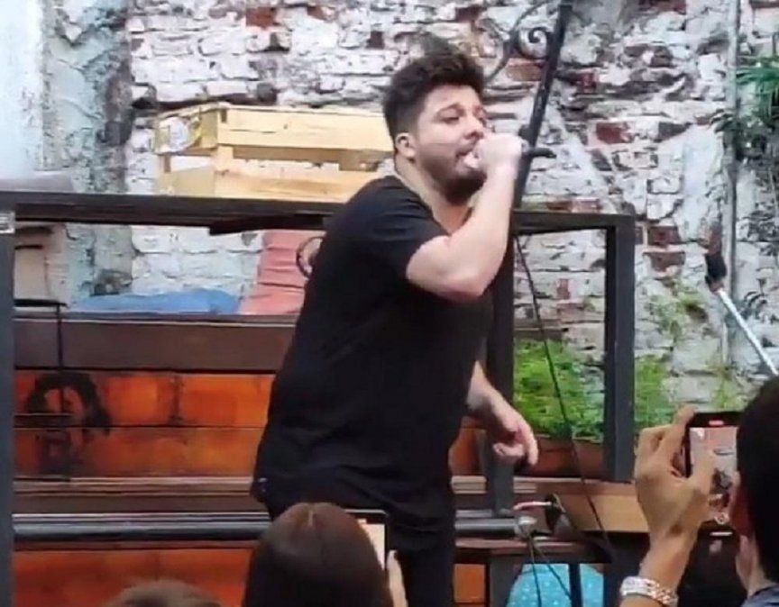 Damián Córdoba dio un show en un bar repleto y a puro descontrol a pesar de las restricciones.