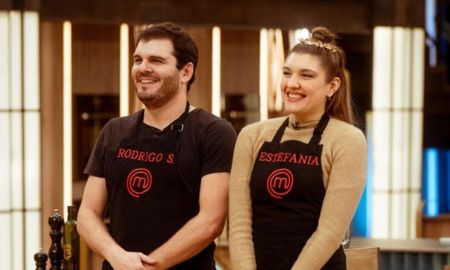 El cocinero le dedicó unas palabras de aliento a su compañera. El cocinero le dedicó unas palabras de aliento a su compañera.